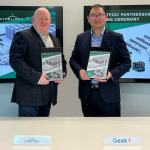 The Associate Director of Starlinks Gary Grummitt (left), and The Managing Director of EMEA at Geek+, Brian Lee (right) attended the strategic partnership signing ceremony.
